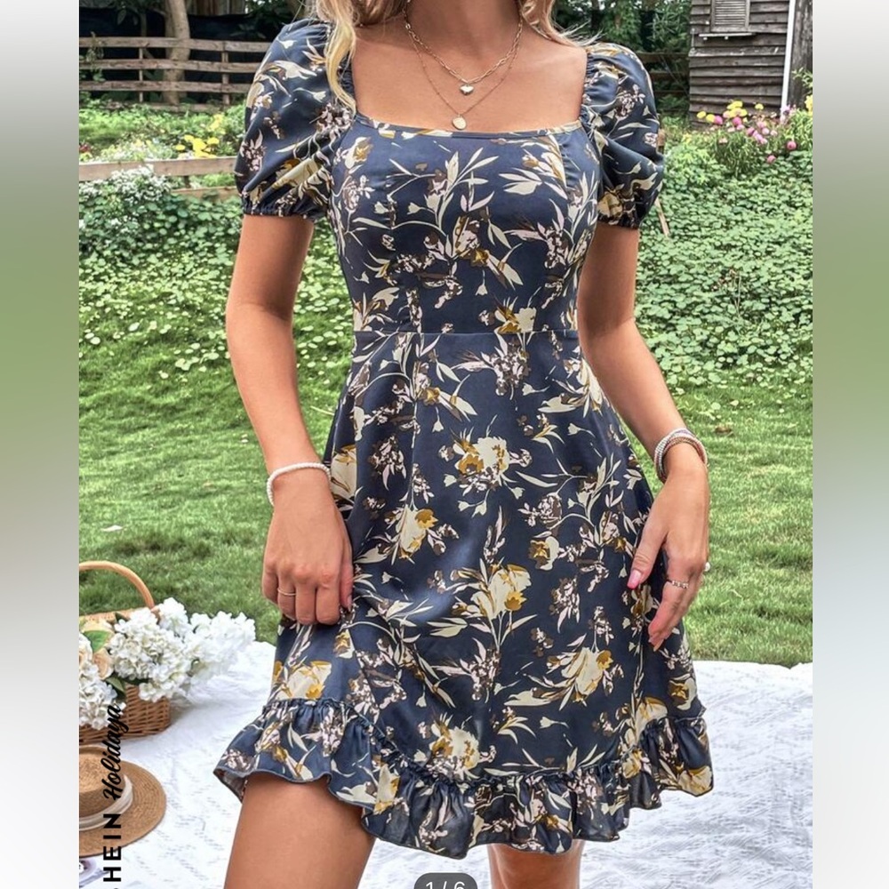 SHEIN Holidaya Floral Print Square Neck Puff Sleeve Ruffle.